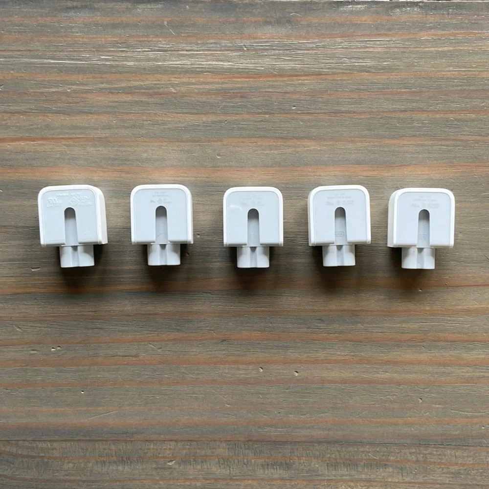 AC wall adapter or “duck head” (USA) - set of 5